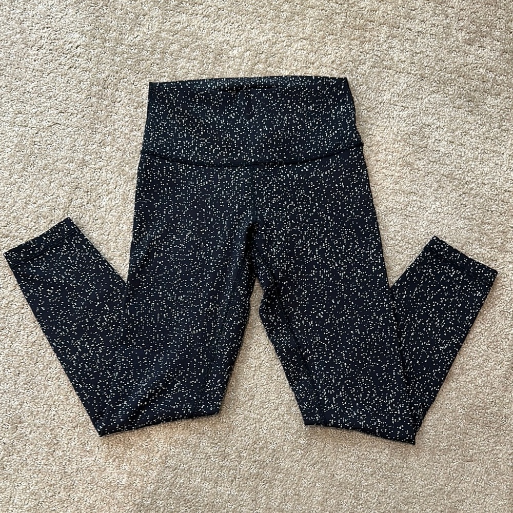 Lululemon Black 25” Leggings with unique white pattern GREAT CONDITION